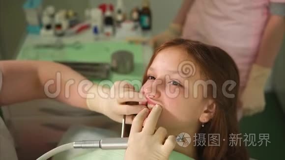 牙柜牙齿美白的过程.. 少女病人