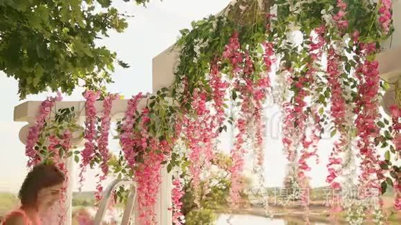 女孩花店用鲜花装饰婚礼拱门视频