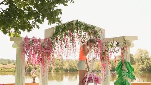 女孩花店用鲜花装饰婚礼拱门视频