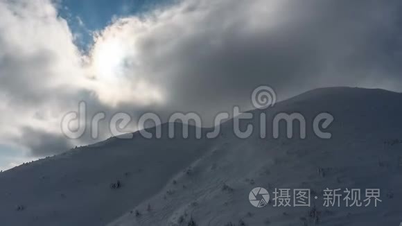 冬雪山上空的戏剧性云霞.