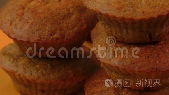 盘子里的美味松饼视频