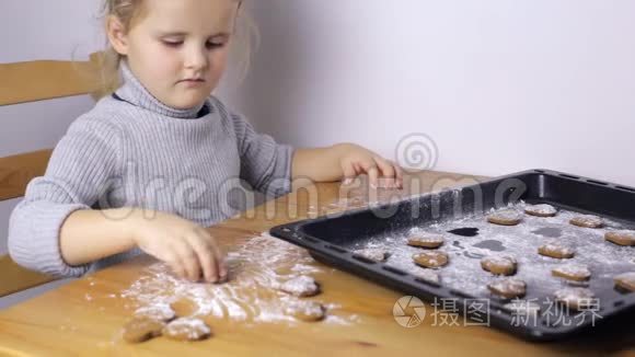 小女孩做了心形饼干视频