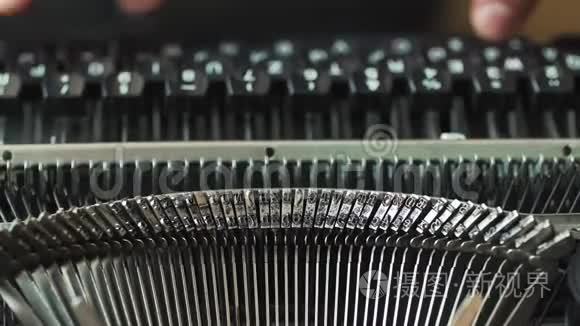 男人`手打字一台旧打字机。 重点不在手上