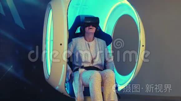 情感女人在移动的互动椅子上体验虚拟现实