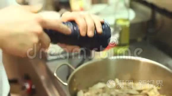 用胡椒调味肉视频