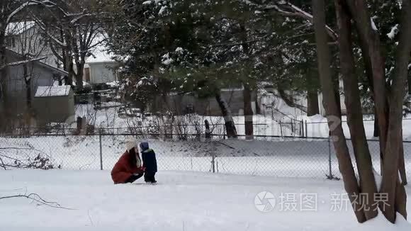 在雪地里行走的妇女和儿童视频