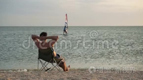 人在海滩上的躺椅上放松视频