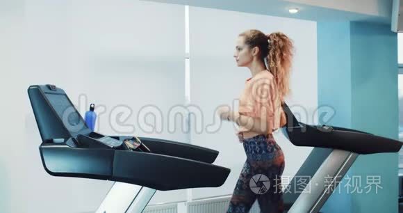 运动健身馆里跑步的漂亮女孩视频