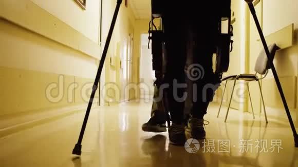 穿过走廊的机器人外骨骼中的残废腿