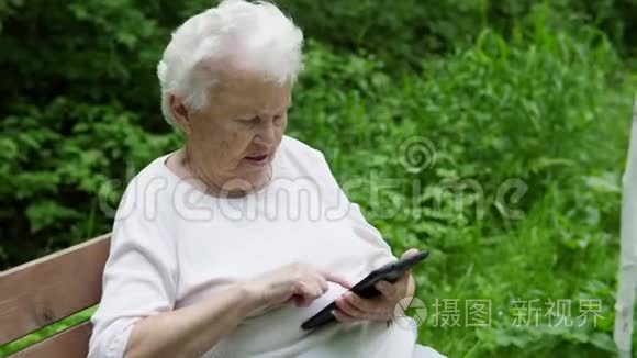 老奶奶看着互联网智能手机视频