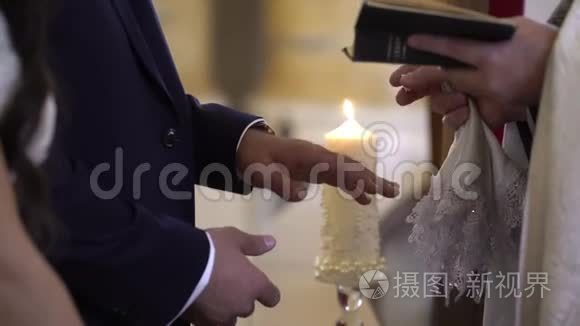 牧师把结婚戒指交给新郎新娘视频