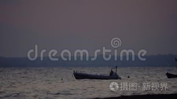 海上停泊的小船在海浪中摇摆视频