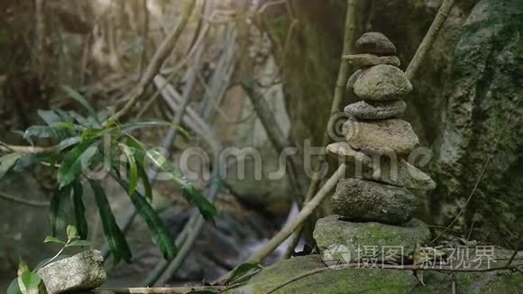 自然中的禅石平衡在宁静的丛林瀑布。 石桩冥想场景，平衡和谐的象征