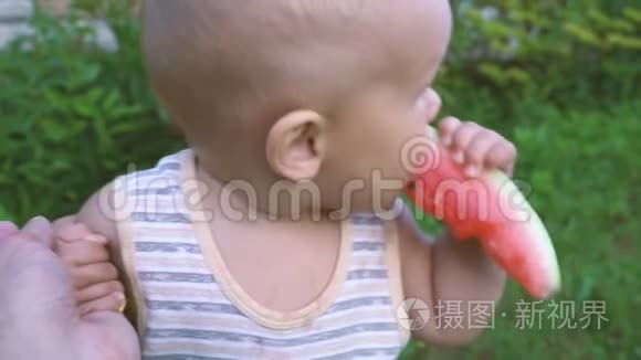 宝贝在吃西瓜