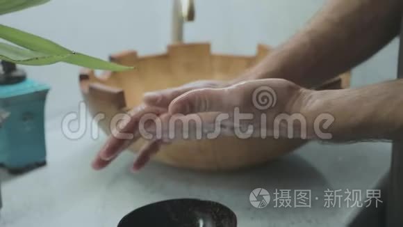 男性按摩师为明星按摩手术涂油视频