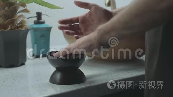 男性按摩师为明星按摩手术涂油视频