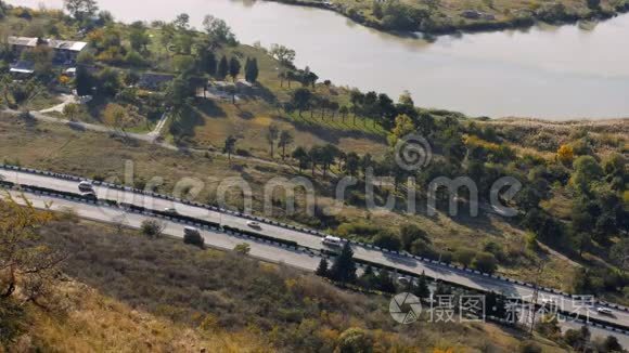 河附近山区公路景观