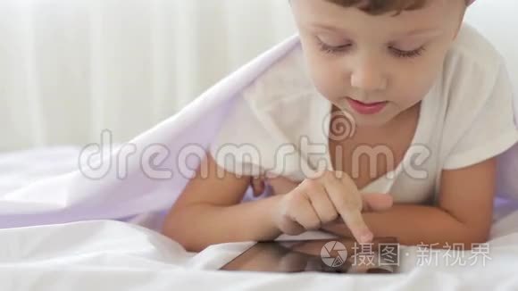 小男孩用平板电脑