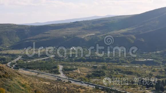 河附近山区公路景观