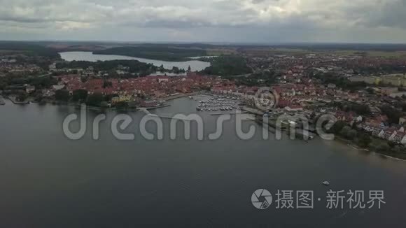在穆里茨湖的瓦伦镇的鸟瞰图视频
