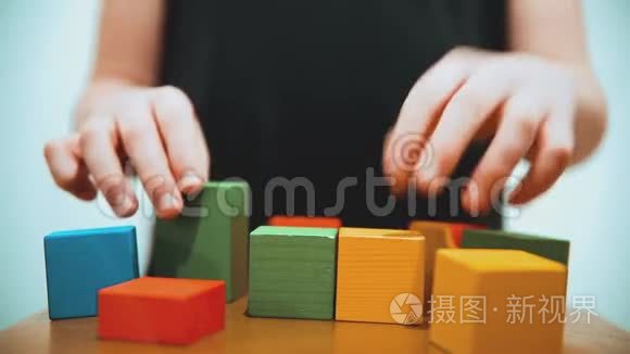 小男孩收集立方体。 小男孩玩玩具彩色立方体。 儿童生活方式概念游戏
