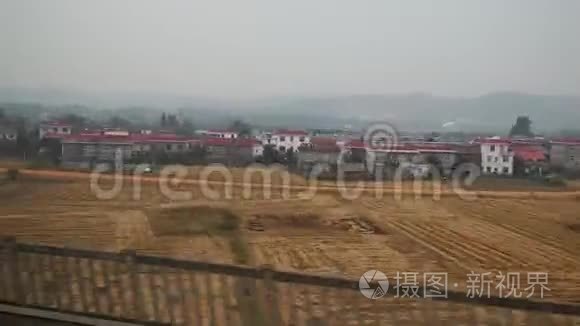 从中国乡村的客运列车侧面看视频