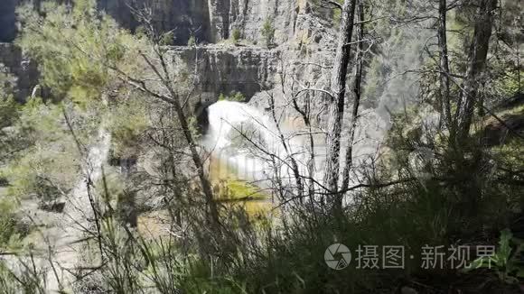 从水库流出的加压水视频