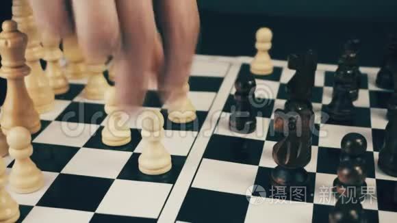 棋盘上的白棋和黑棋在玩游戏