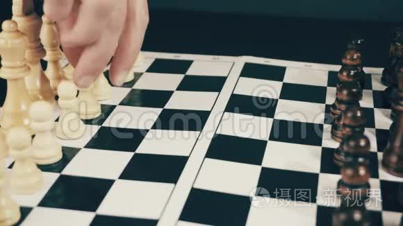 棋盘上的白棋和黑棋在玩游戏视频