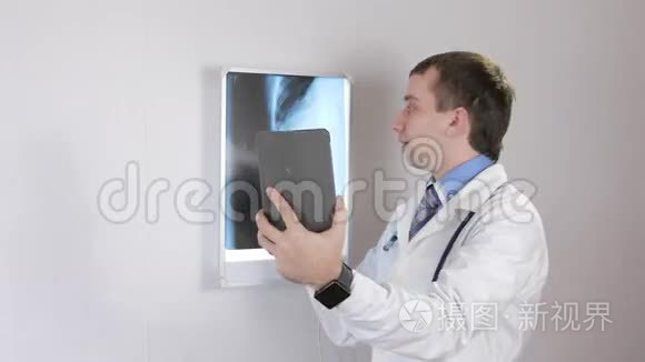一位年轻的男医生咨询一位病人的视频交流。 在墙上显示X光的结果