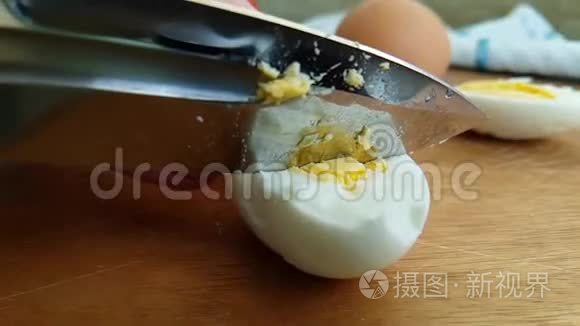 手刀在木板蛋白上切鸡蛋
