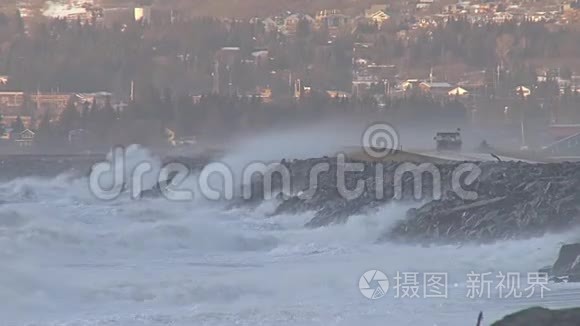 海浪冲击到霍默吐纳路的一侧视频