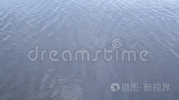 石头落在水面上的产水环和波浪