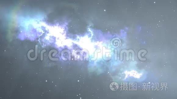 在宇宙中飞行。 在星空中飞翔