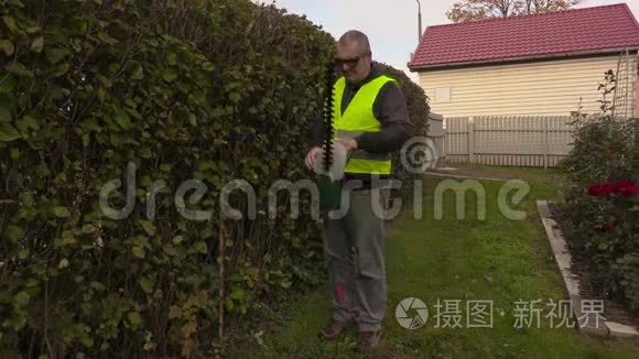 园林工人检查灌木树篱视频
