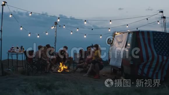 一群旅友在露营地煎香肠视频