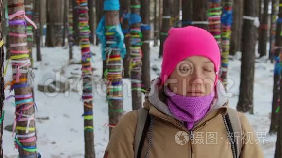 女孩用彩带在冬天的森林里沉思