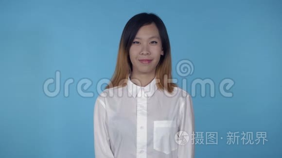 美丽的韩国女性表演接吻视频