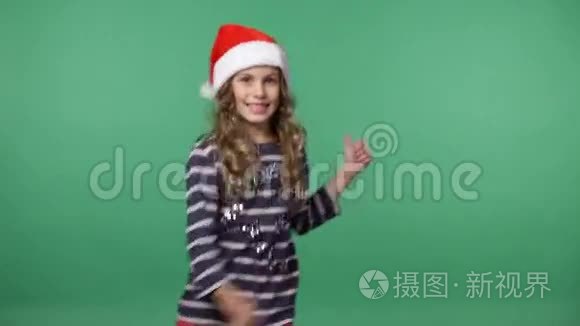 戴着圣诞帽的可爱小女孩视频