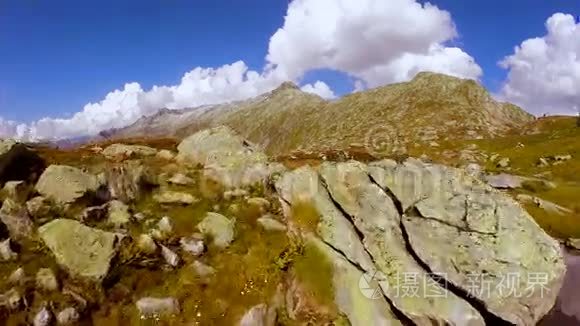 飞越史诗山地风景，宁静的自然背景