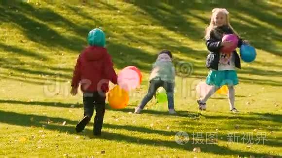 小孩子在户外玩气球视频