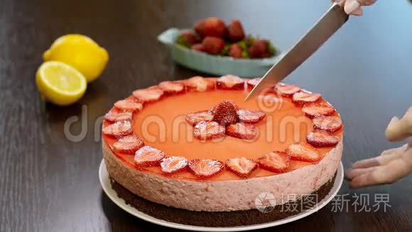 女性手切一片草莓蛋糕视频