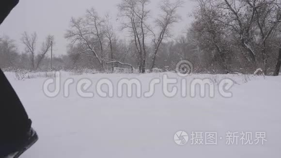 快乐的童年概念。 孩子和母亲在雪地里雪橇。 女儿和妈妈在圣诞节的冬季公园玩耍