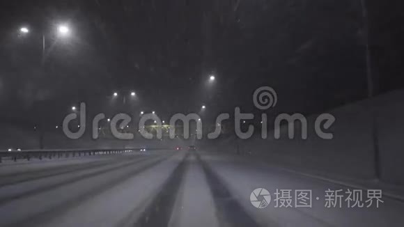 晚上在雪地里的高速公路上开车