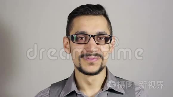 戴眼镜的一个留胡子的年轻人的画像