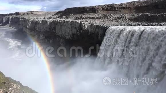 冰岛瀑布山的背景.. 水流从悬崖上掉下来.