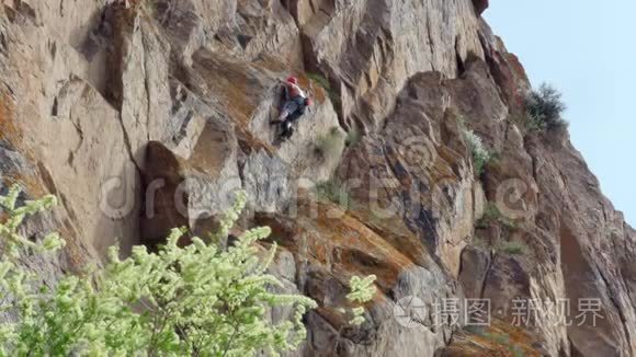 登山者徒步旅行和攀岩视频