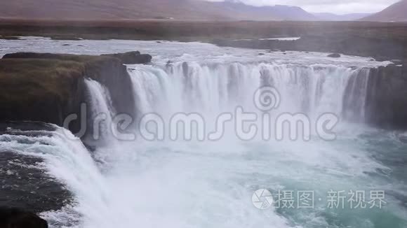 冰岛瀑布山的背景.. 水流从悬崖上掉下来.