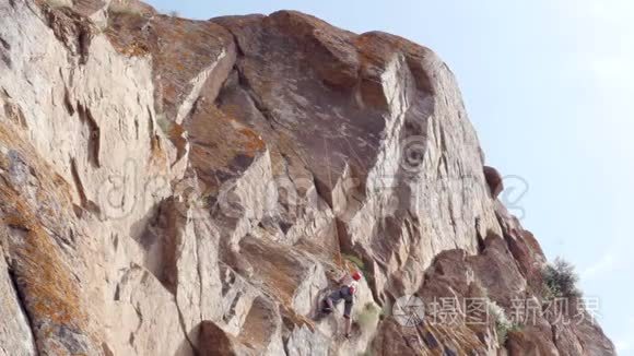 登山者徒步旅行和攀岩视频