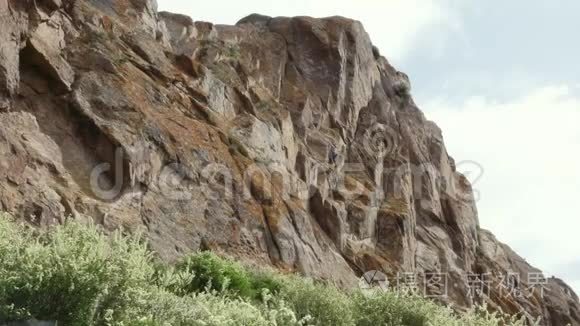 登山者徒步旅行和攀岩视频